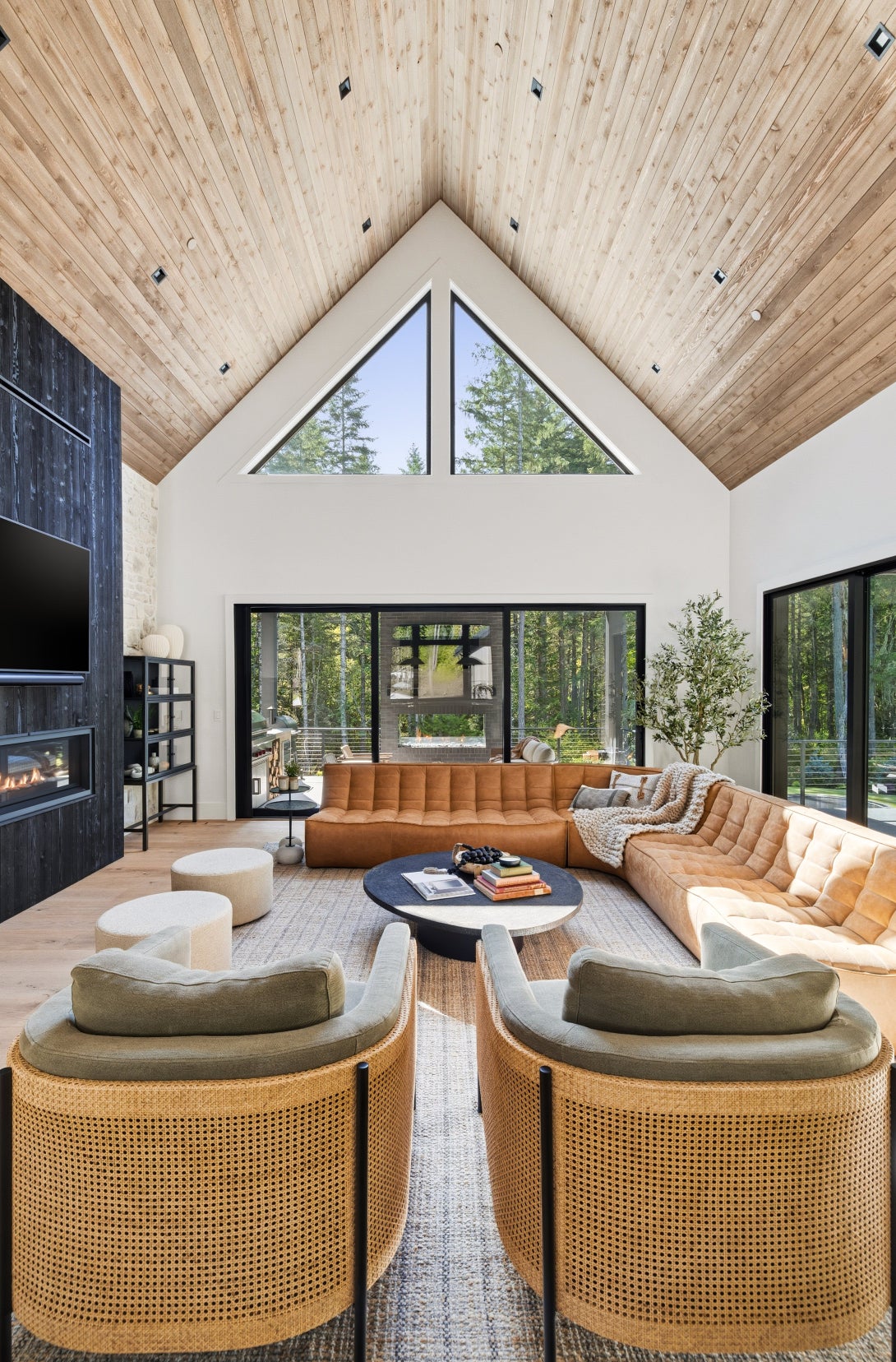 MILGARD’s AX650 Moving Glass Wall System connects the home’s living space with outdoor areas.