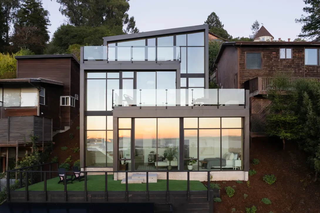 Fold House in Berkeley, California, used Western products to open the west-facing side of the home to spectacular views of the San Francisco Bay.